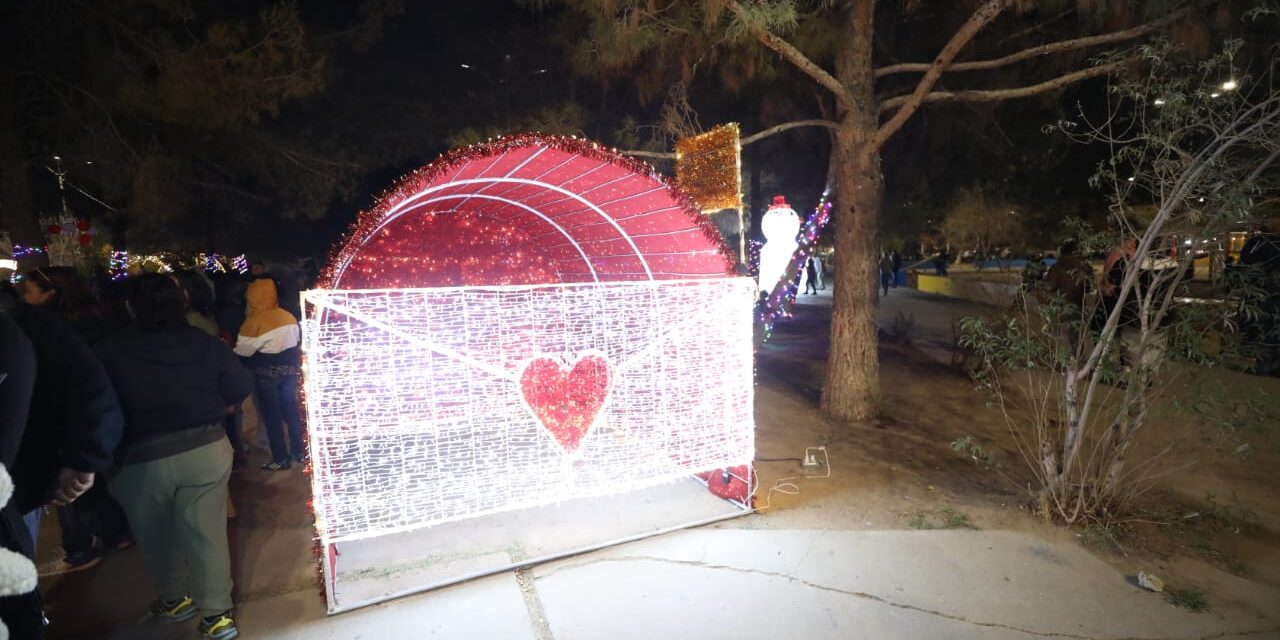 Encienden la iluminación navideña en el Parque Borunda