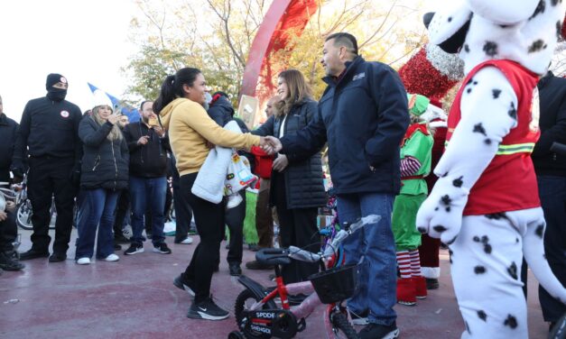 “Santa Bombero” inicia la entrega de juguetes