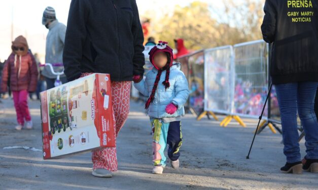 “Santa Bombero” inicia la entrega de juguetes