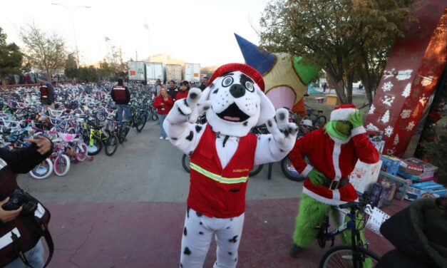 “Santa Bombero” inicia la entrega de juguetes