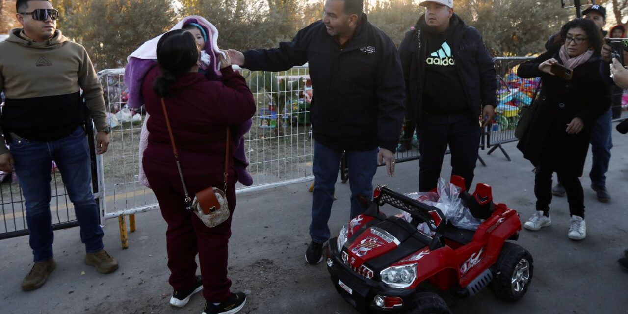 “Santa Bombero” inicia la entrega de juguetes