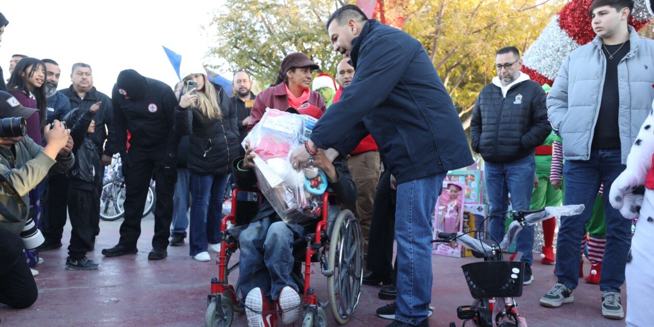 “Santa Bombero” inicia la entrega de juguetes