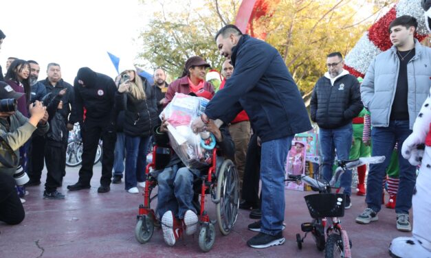 “Santa Bombero” inicia la entrega de juguetes
