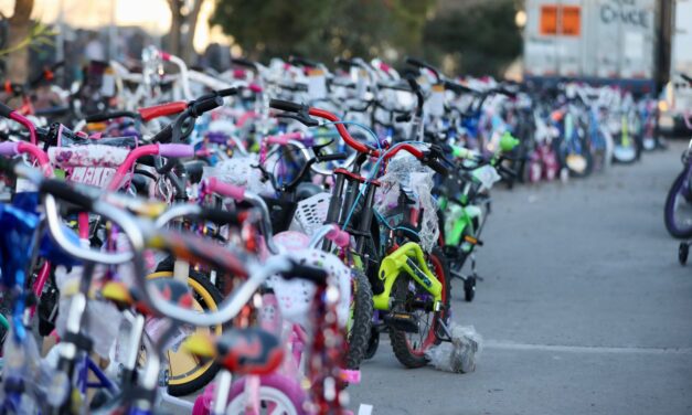 “Santa Bombero” inicia la entrega de juguetes