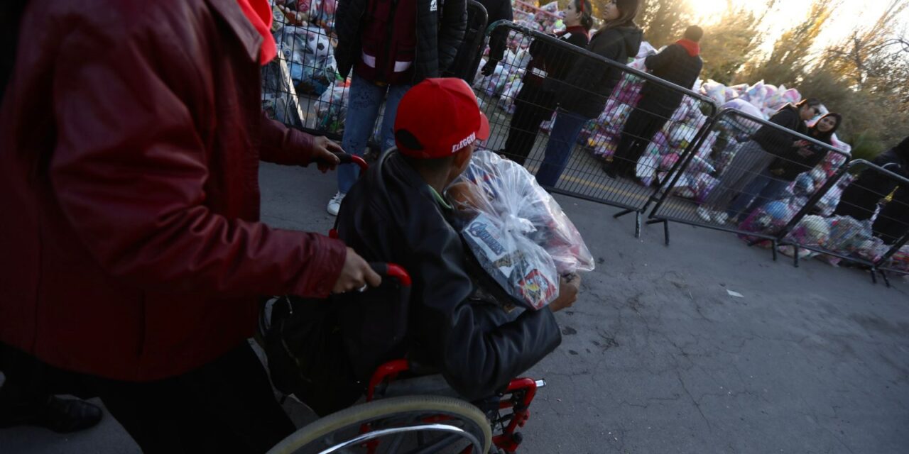 “Santa Bombero” inicia la entrega de juguetes