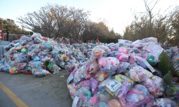 “Santa Bombero” inicia la entrega de juguetes