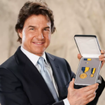 Tom Cruise recibe el máximo honor de la Marina de EU