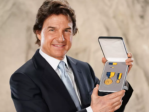 Tom Cruise recibe el máximo honor de la Marina de EU