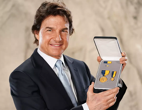 Tom Cruise recibe el máximo honor de la Marina de EU