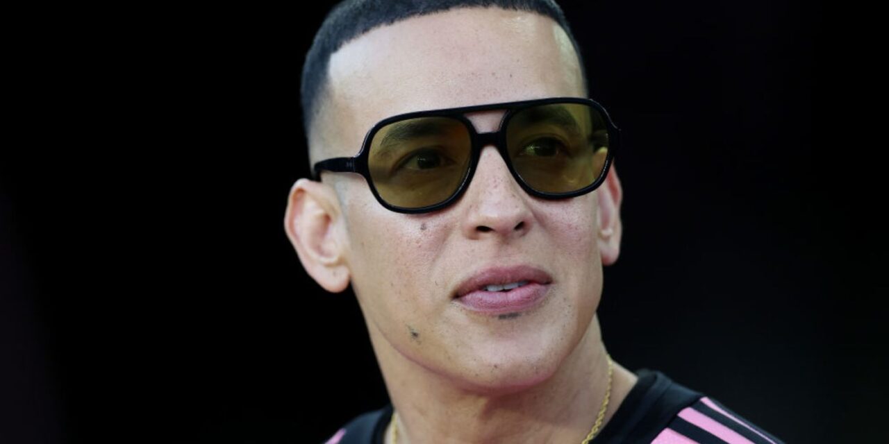 Juez cita a Daddy Yankee y a su esposa tras demanda por supuesta transferencia no autorizada