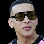 Juez cita a Daddy Yankee y a su esposa tras demanda por supuesta transferencia no autorizada