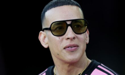 Juez cita a Daddy Yankee y a su esposa tras demanda por supuesta transferencia no autorizada