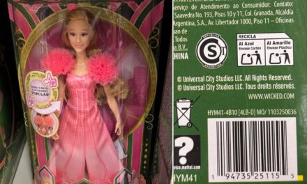 Demandan a Mattel por vender muñecas de ‘Wicked’ con enlace a página para adultos