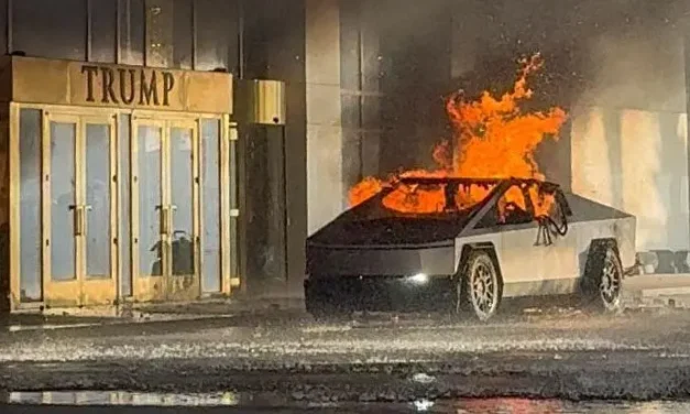 Explota camioneta Tesla frente al Hotel Trump en Las Vegas