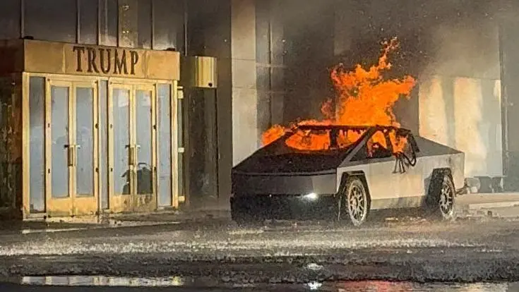 Explota camioneta Tesla frente al Hotel Trump en Las Vegas