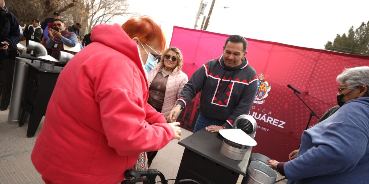 Entrega calentones Presidente Municipal a familias del Valle de Juárez