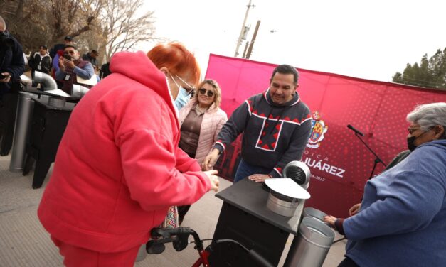 Entrega calentones Presidente Municipal a familias del Valle de Juárez