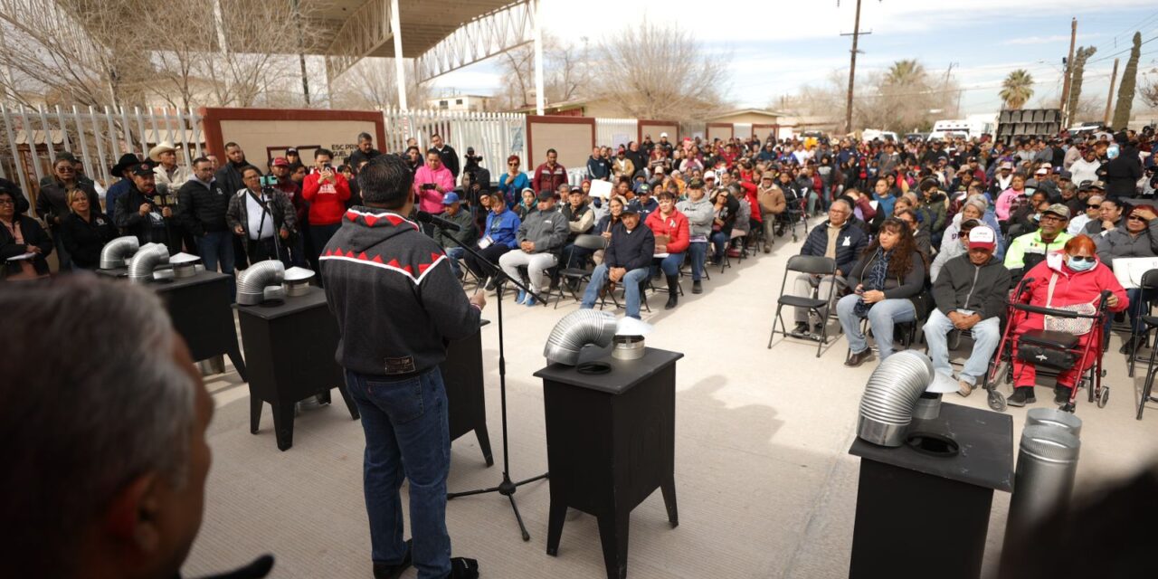 Entrega calentones Presidente Municipal a familias del Valle de Juárez