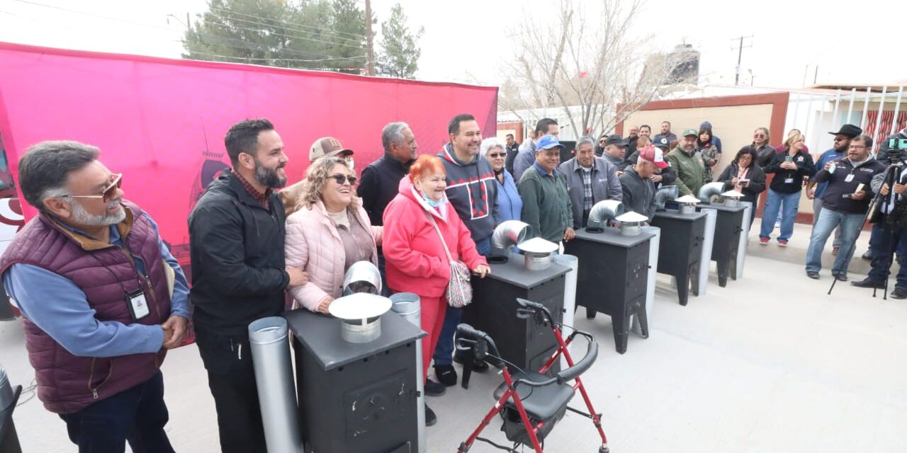 Entrega calentones Presidente Municipal a familias del Valle de Juárez