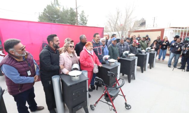 Entrega calentones Presidente Municipal a familias del Valle de Juárez