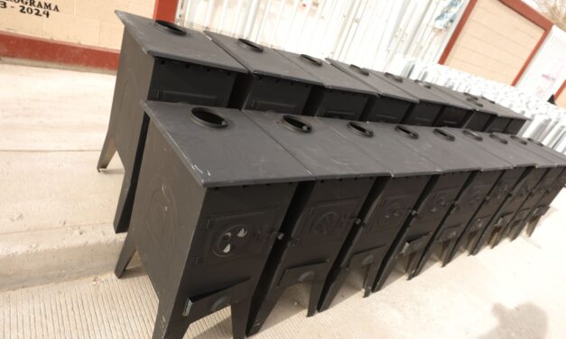 Entrega calentones Presidente Municipal a familias del Valle de Juárez