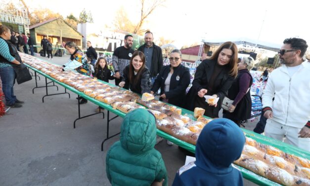 Parte presidenta del DIF, Rubí Enríquez rosca gigante