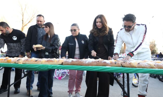 Parte presidenta del DIF, Rubí Enríquez rosca gigante