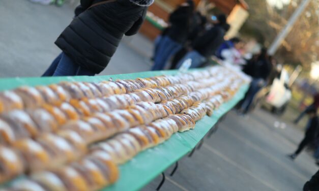 Parte presidenta del DIF, Rubí Enríquez rosca gigante