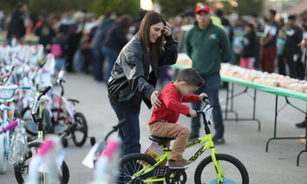 Parte presidenta del DIF, Rubí Enríquez rosca gigante