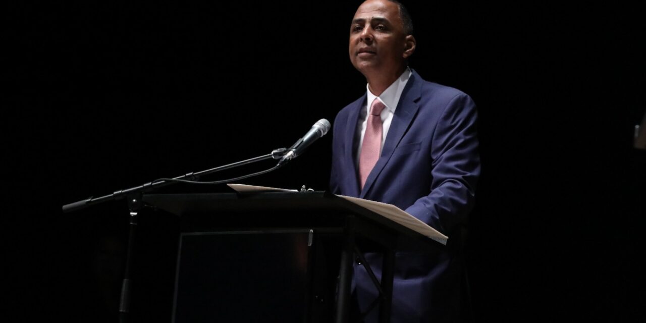 Toma protesta el nuevo Alcalde de El Paso, Texas