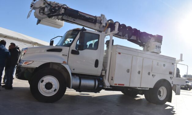 Entrega Alcalde grúa hidráulica a Servicios Públicos