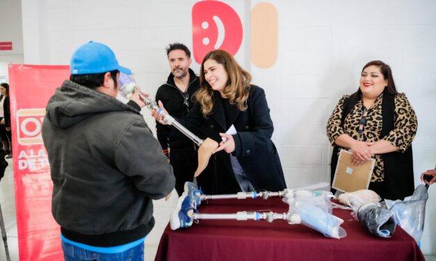 Entregan DIF y OXXO prótesis a personas en situación vulnerable