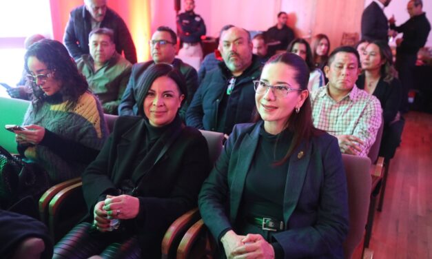 Cruz Pérez Cuéllar entrega las llaves de Ciudad Juárez al exalcalde de El Paso, Oscar Leeser