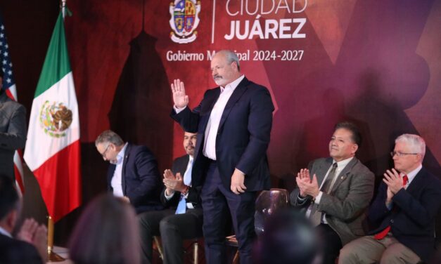 Cruz Pérez Cuéllar entrega las llaves de Ciudad Juárez al exalcalde de El Paso, Oscar Leeser