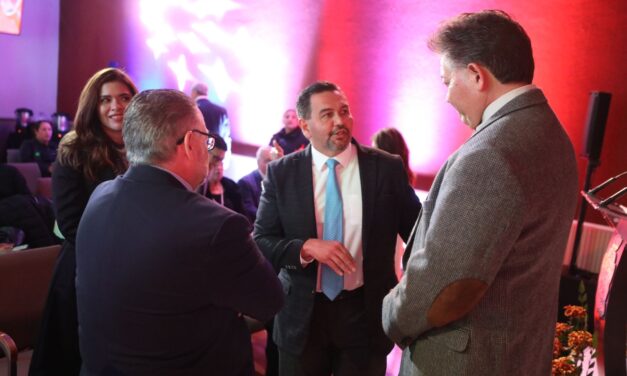 Cruz Pérez Cuéllar entrega las llaves de Ciudad Juárez al exalcalde de El Paso, Oscar Leeser