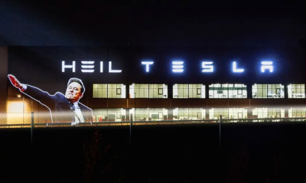 “Heil Tesla”: proyectan saludo ‘nazi’ de Musk en fábrica automotriz de Alemania 