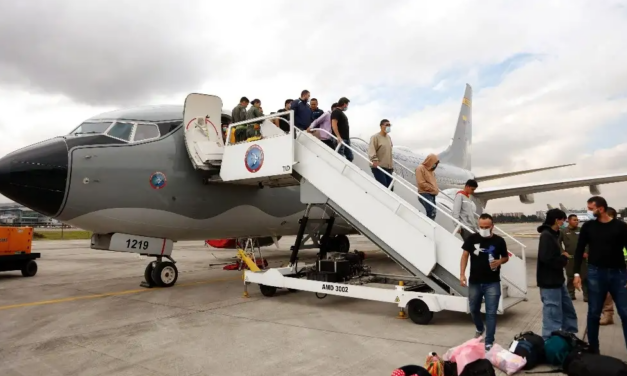 Arriban a Colombia deportados de EU tras roce entre Trump y Petro