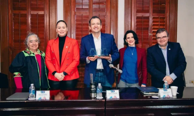 Recibe Bonilla el distintivo a la Excelencia Municipal de la Asociación de Ciudades Capitales de México