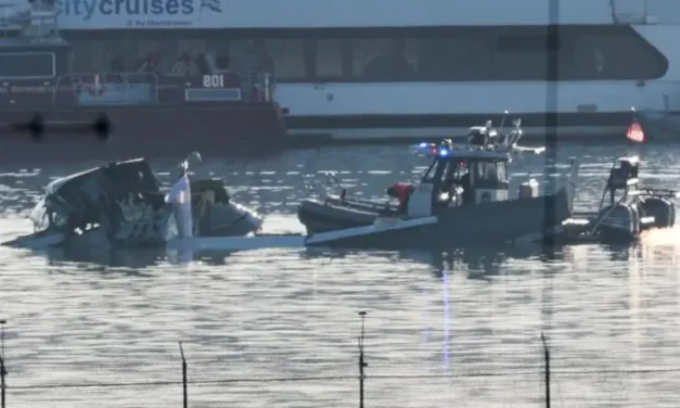 Tras el choque de un avión con 64 personas a bordo y un helicóptero militar en Washington DC, no hay sobrevivientes