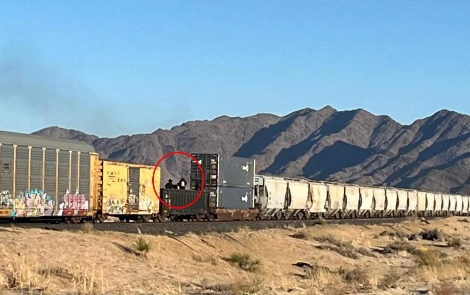 Intentan más migrantes llegar a Juárez en vagón del tren