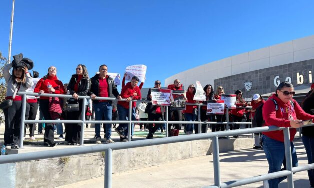 Maestros protestan frente a Pueblito Mexicano en defensa de sus derechos laborales