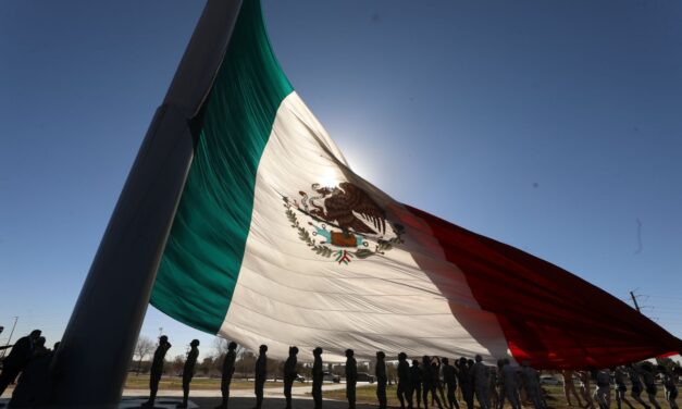 Realizan izamiento de Bandera con motivo del Aniversario de la Constitución