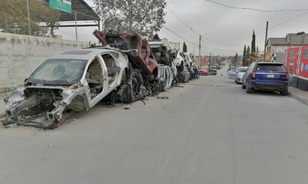 Realizan operativos para retirar vehículos chatarra de la vía pública
