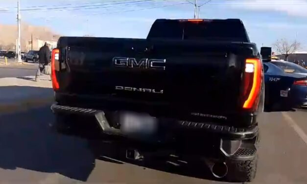 Guiador reincidente ingresa a la fila del puente con ayuda de escoltas; paga más de 7 mil pesos de multa