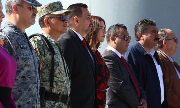 Incineran y abanderan a instituciones en ceremonia de izamiento por el “Día de la Bandera