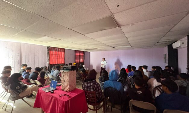 Imparten charlas sobre salud mental a jóvenes de preparatoria