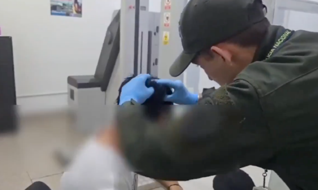 Capturan en aeropuerto a hombre con una “narcopeluca”