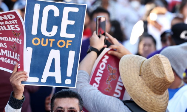 Activistas usan megáfonos para asistir a migrantes en medio de redadas en Los Ángeles