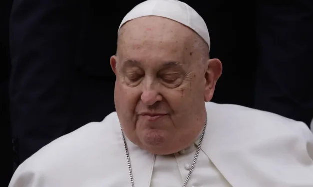 Empeora la salud del Papa Francisco, dice El Vaticano. “Está más mal que ayer”