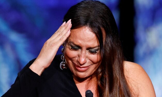 Cancelan publicación de autobiografía de Karla Sofía Gascón tras polémica